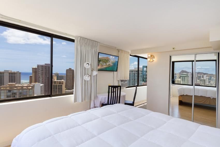Condo in Honolulu · ★4.65 · Studio · 1 bed · 1 shared bath - Photo 5