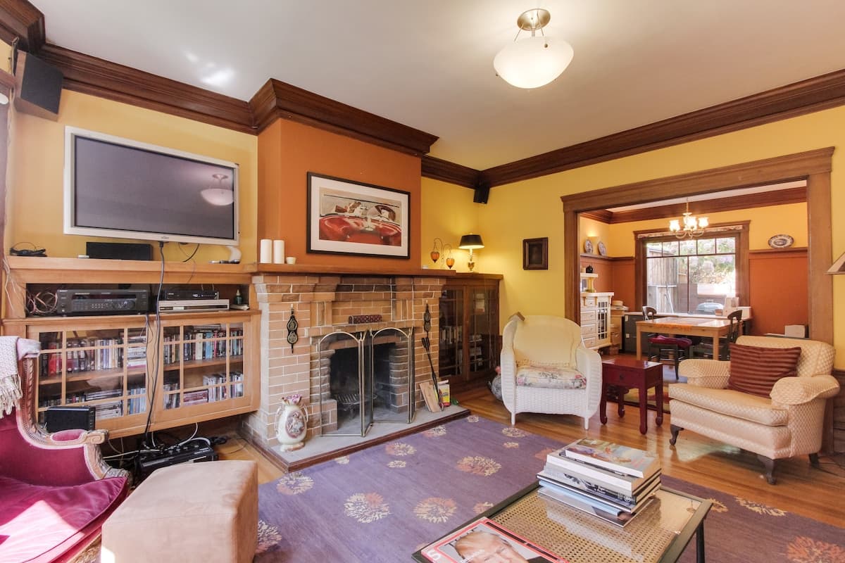 Arts & Crafts Home, Huge Garden, Prime SF - Photo 3
