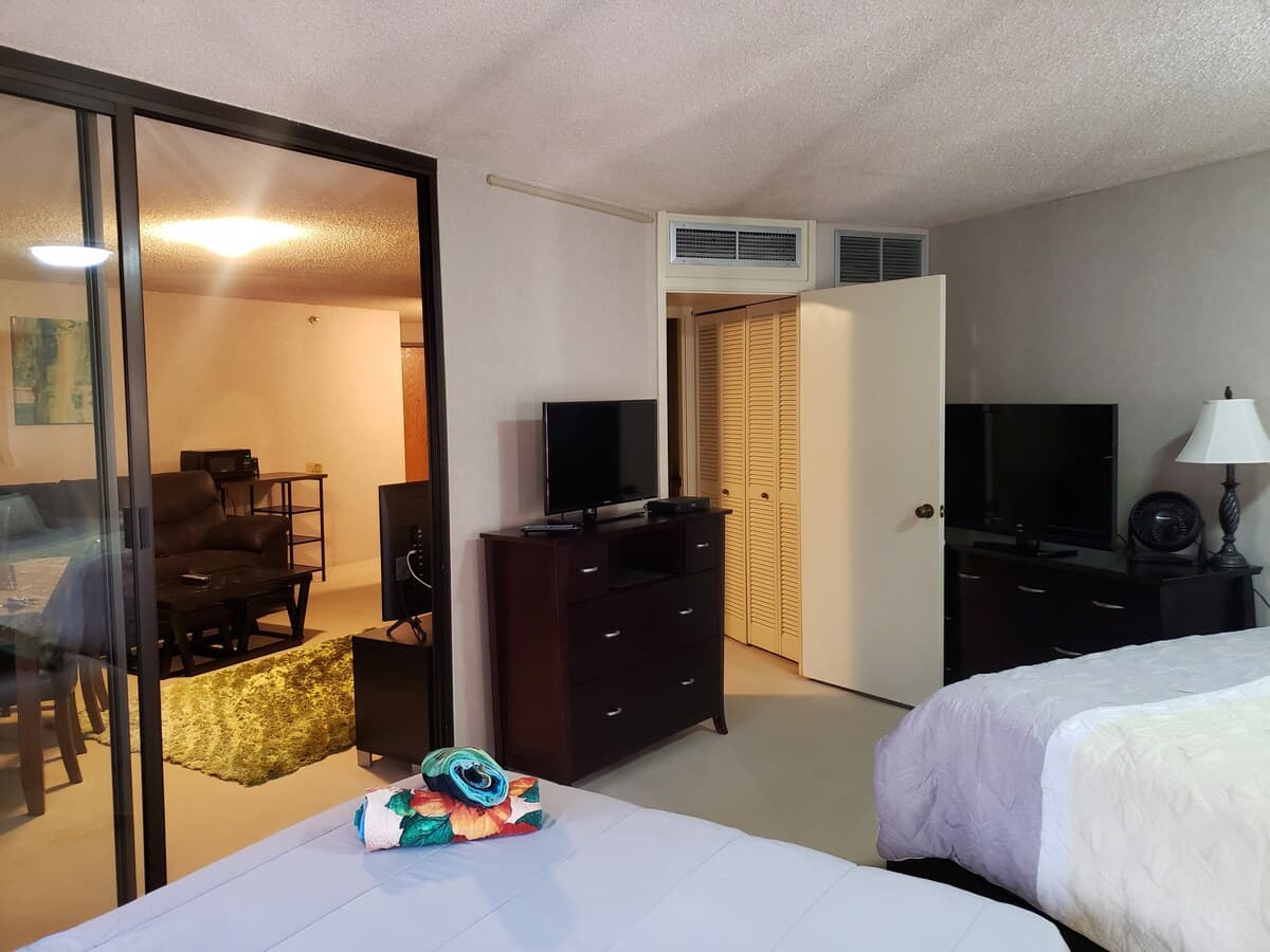Downtown Honolulu Apt with free parking. - Photo 5