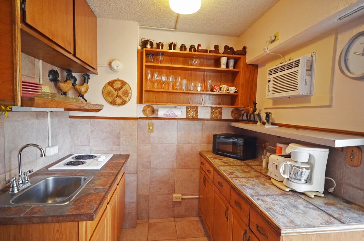 Condo in Honolulu · ★4.49 · Studio · 1 bed · 1 bath - Photo 4