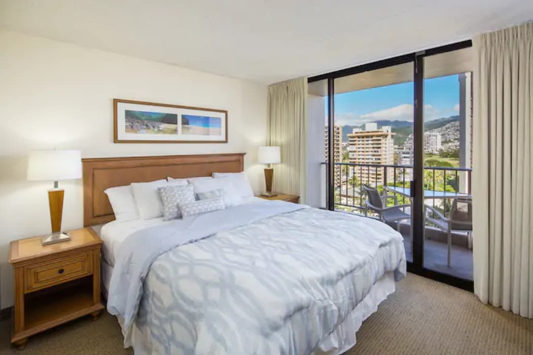 Condo in Honolulu · ★4.61 · 1 bedroom · 3 beds · 1 private bath - Photo 2