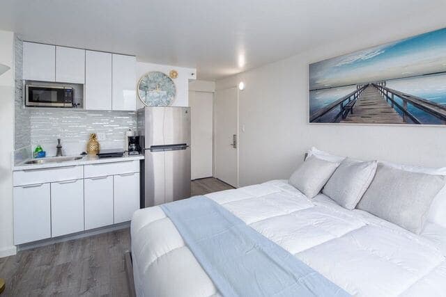 Condo in Honolulu · ★4.63 · Studio · 1 bed · 1 shared bath - Photo 1