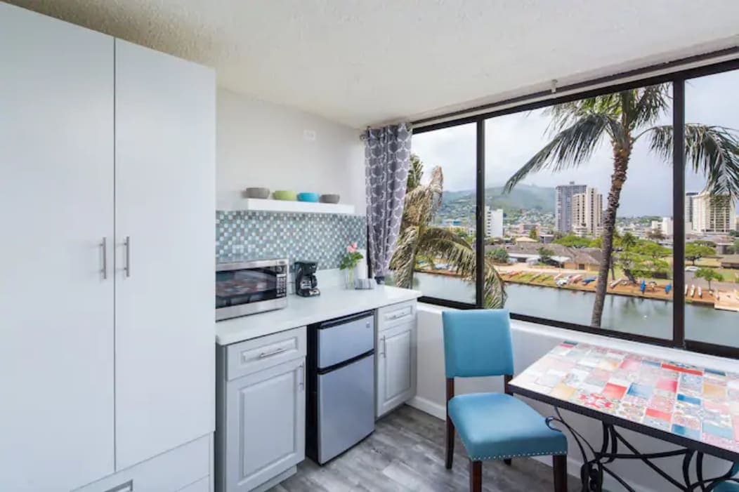 Condo in Honolulu · ★4.53 · Studio · 1 bed · 1 private bath - Photo 2