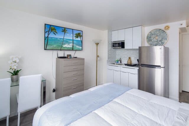 Condo in Honolulu · ★4.63 · Studio · 1 bed · 1 shared bath - Photo 4