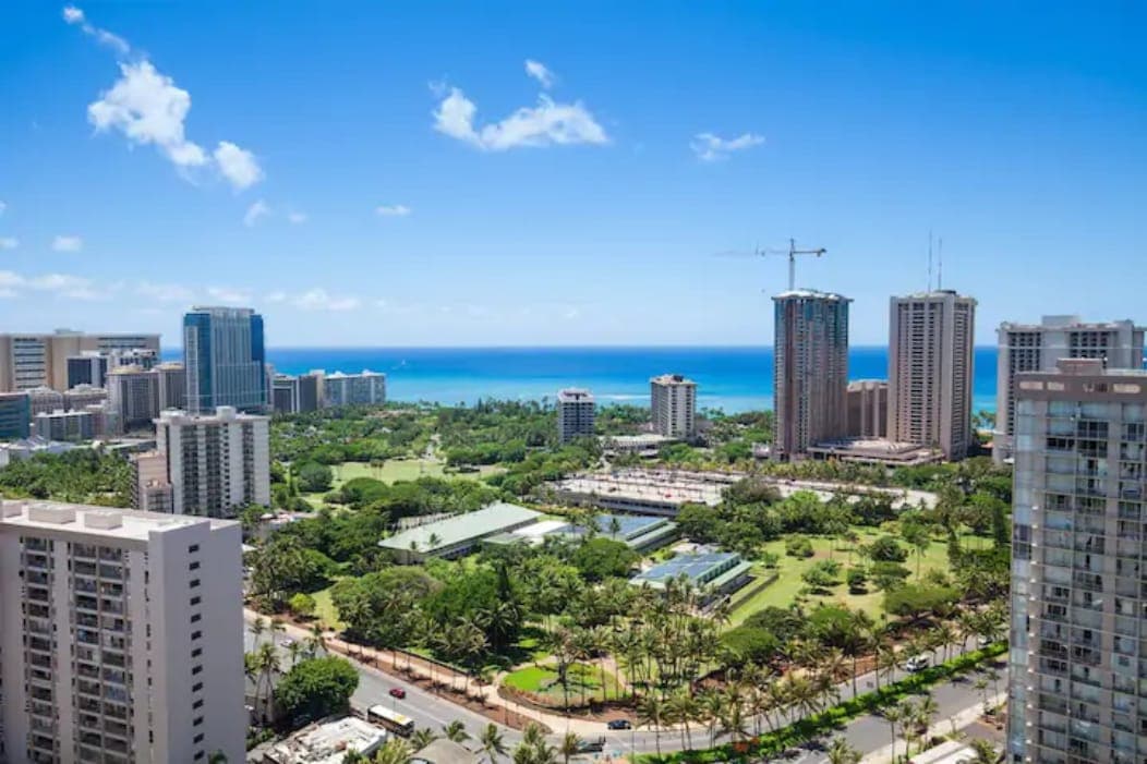 Condo in Honolulu · ★4.75 · Studio · 1 bed · 1 shared bath - Photo 2