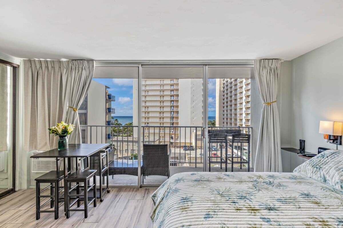 Condo in Honolulu · ★4.83 · Studio · 2 beds · 1 bath - Photo 2