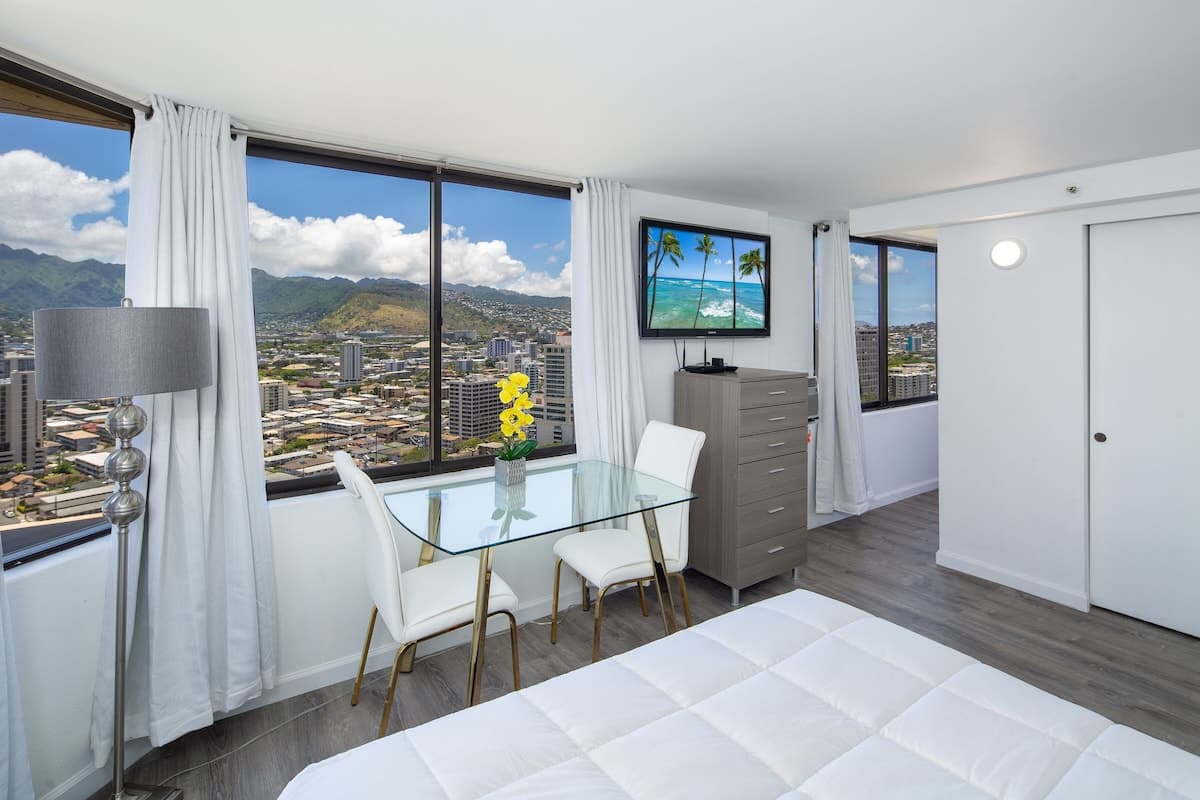 Condo in Honolulu · ★4.73 · Studio · 1 bed · 1 shared bath - Photo 3