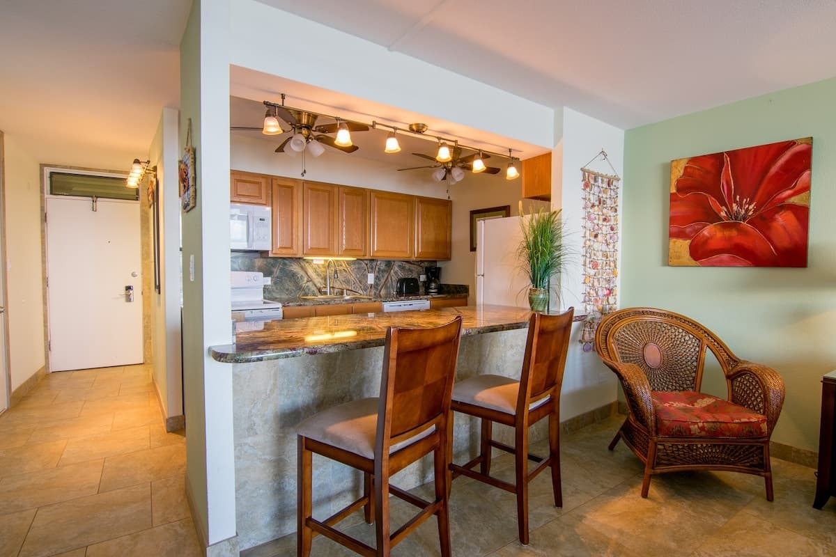 Condo in Lahaina · ★4.86 · 2 bedrooms · 1 bed · 1 bath - Photo 5