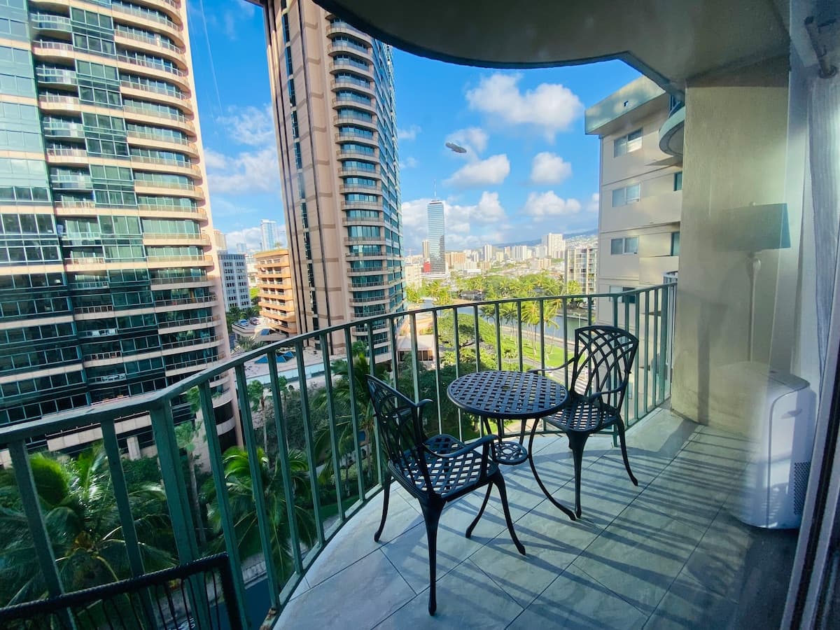 Waikiki 2 Bedroom Condo - Photo 1