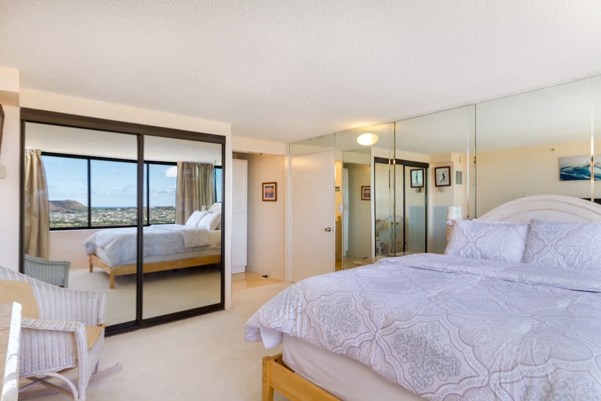 Condo in Honolulu · ★4.55 · 2 bedrooms · 4 beds · 2 private baths - Photo 3