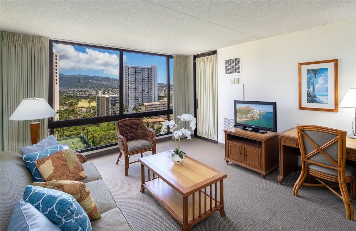 Condo in Honolulu · ★4.53 · 1 bedroom · 3 beds · 1 shared bath - Photo 1