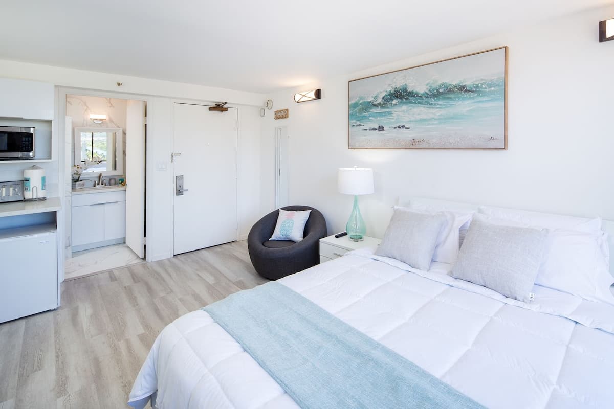 Condo in Honolulu · ★4.65 · Studio · 1 bed · 1 private bath - Photo 3