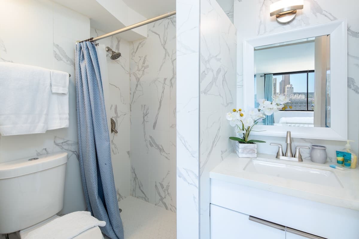 Condo in Honolulu · ★4.65 · Studio · 1 bed · 1 private bath - Photo 2