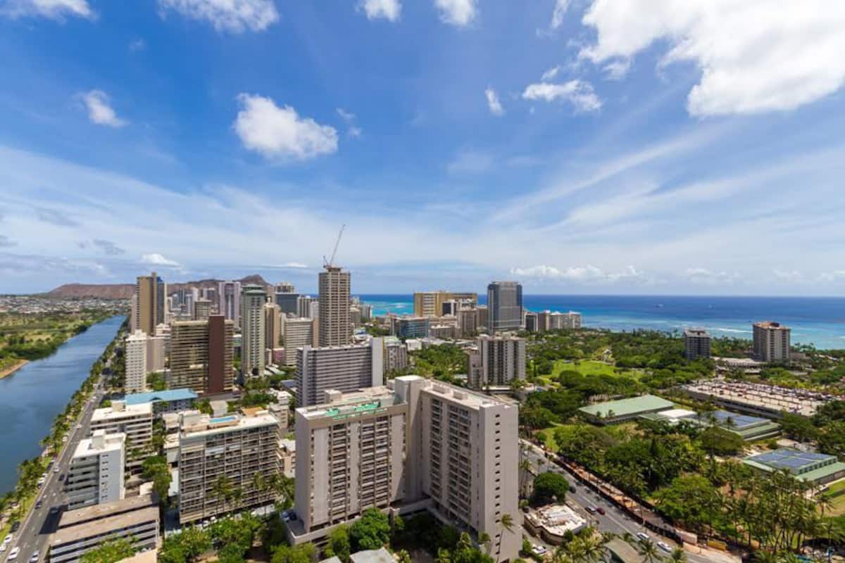 Condo in Honolulu · ★4.73 · Studio · 1 bed · 1 private bath - Photo 5