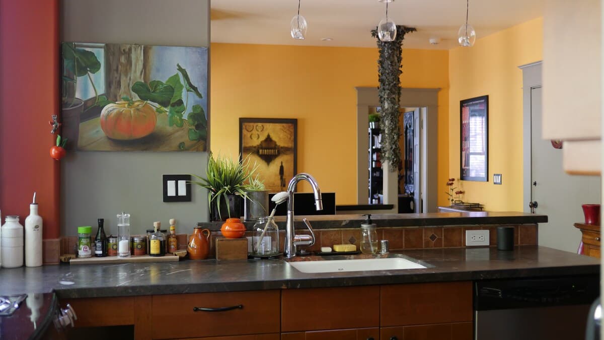 Charming Craftsman Flat, Steps to Downtown - Photo 3