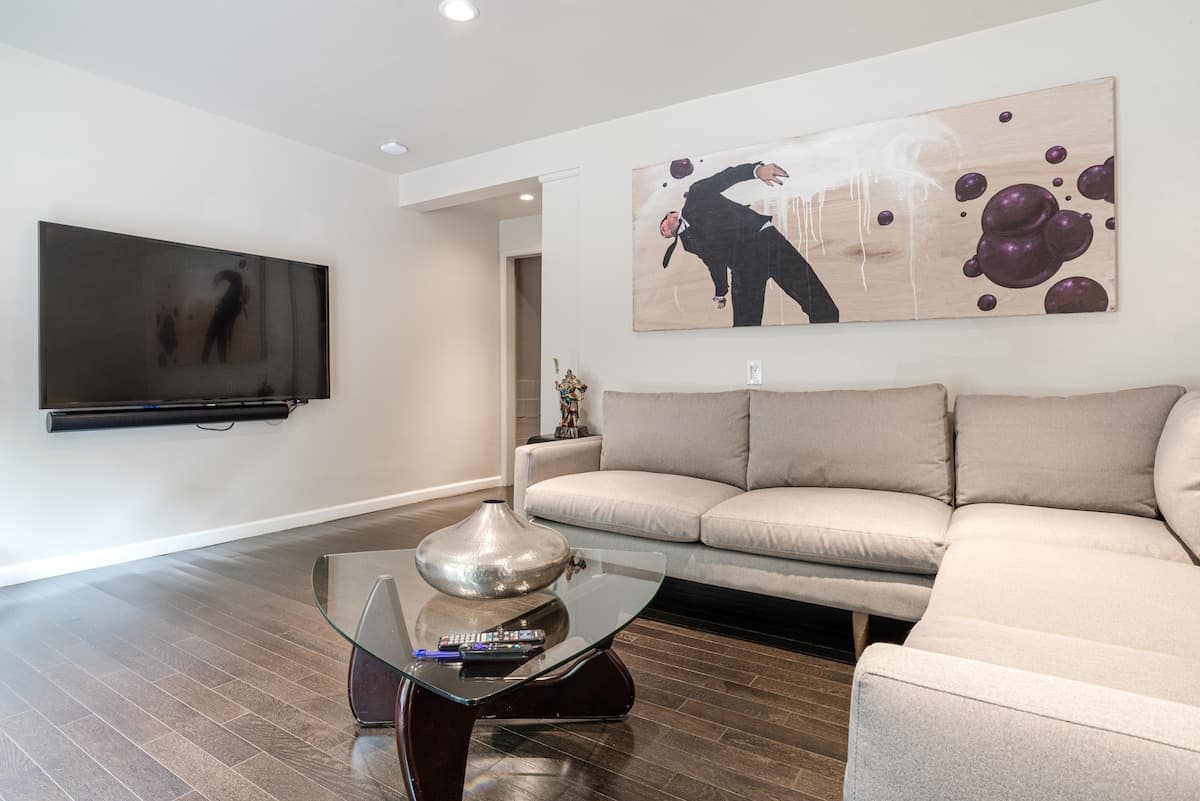 Mid-Century Modern Home with Garden & Art - Photo 2
