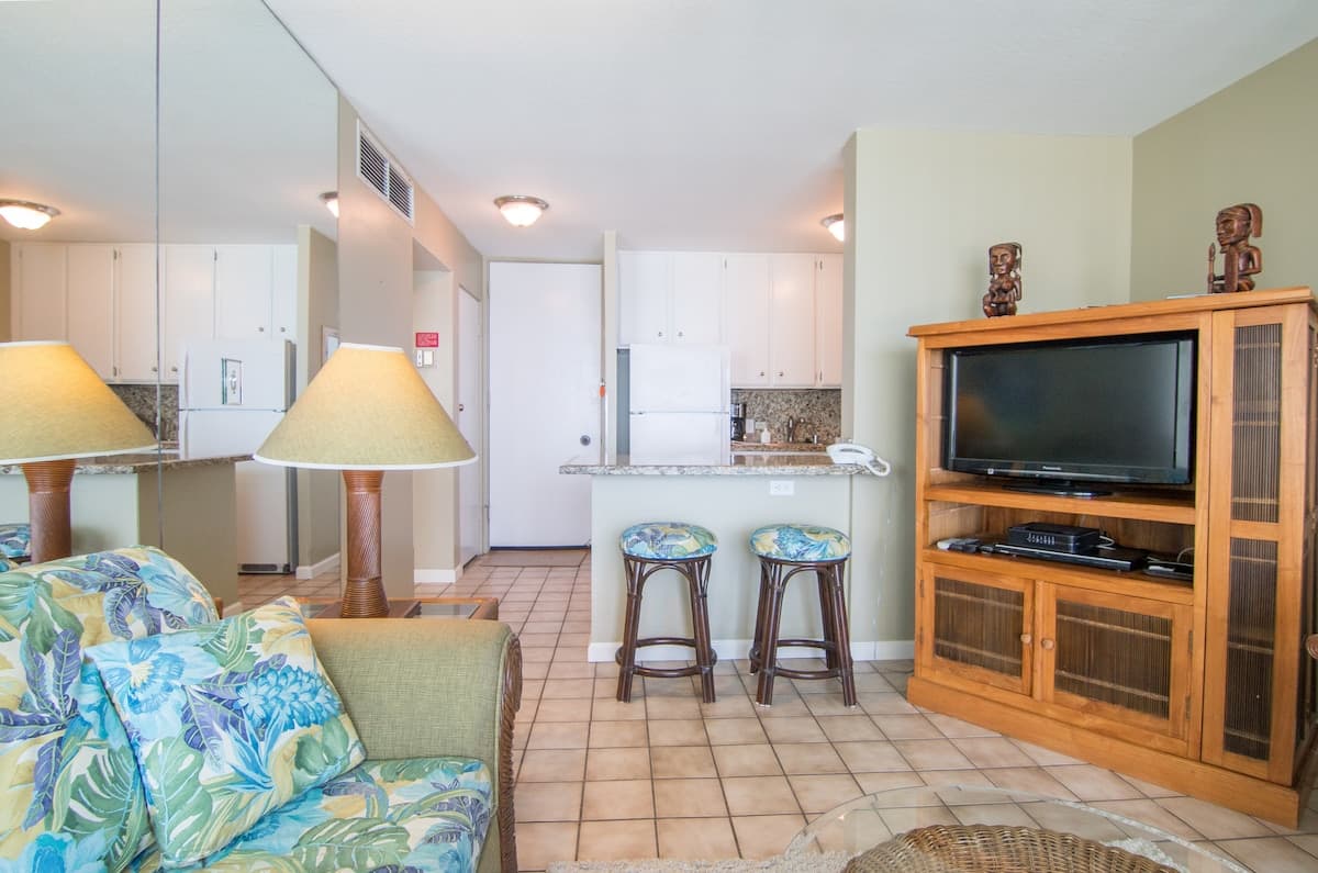 Condo in Kailua-Kona · ★4.47 · 1 bedroom · 2 beds · 1 private bath - Photo 2