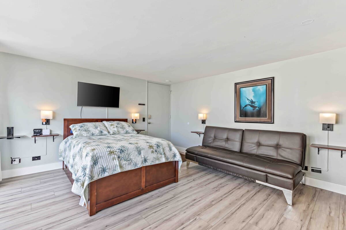 Condo in Honolulu · ★4.83 · Studio · 2 beds · 1 bath - Photo 3