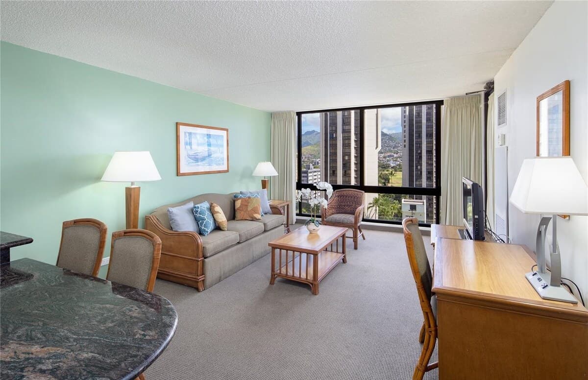 Condo in Honolulu · ★4.53 · 1 bedroom · 3 beds · 1 shared bath - Photo 2