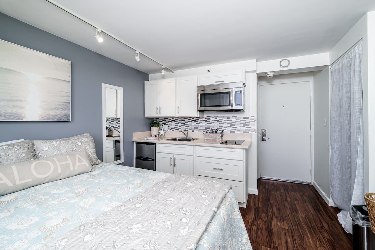 Condo in Honolulu · ★4.73 · Studio · 1 bed · 1 private bath - Photo 1