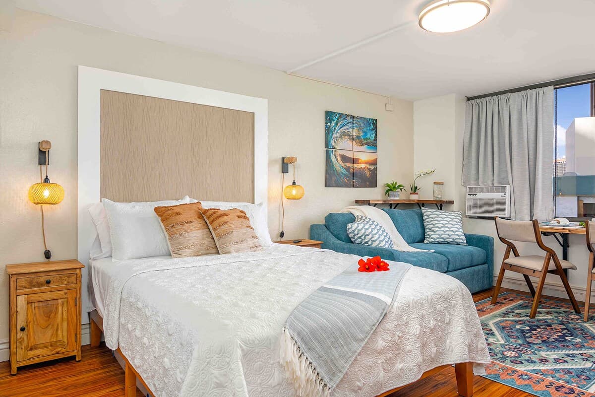 Condo in Honolulu · ★4.72 · Studio · 2 beds · 1 private bath - Photo 2