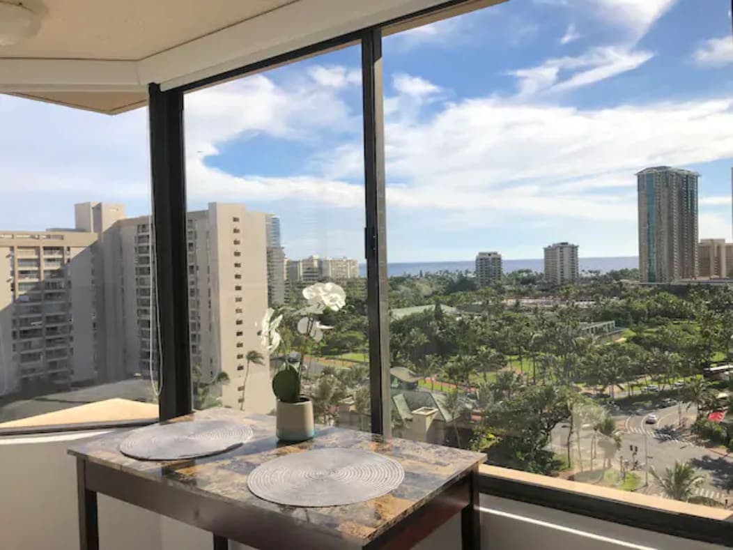 Condo in Honolulu · ★4.68 · Studio · 1 bed · 1 shared bath - Photo 5