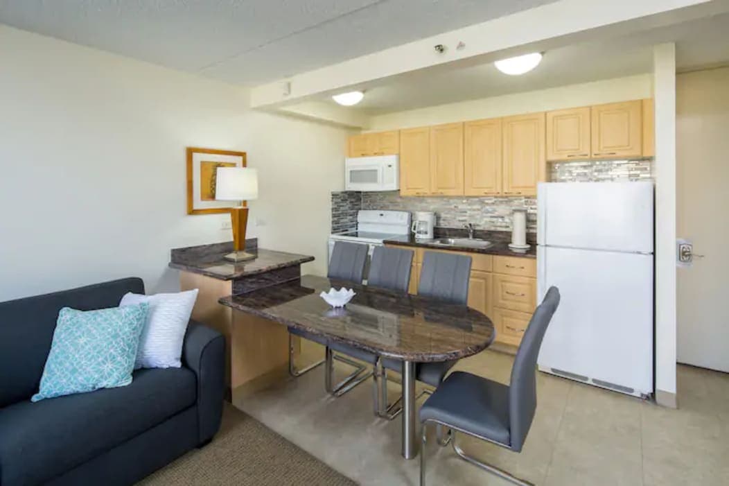 Condo in Honolulu · ★4.61 · 1 bedroom · 3 beds · 1 private bath - Photo 4