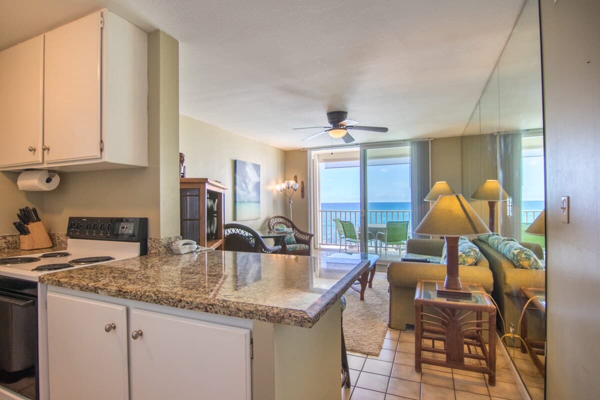 Condo in Kailua-Kona · ★4.47 · 1 bedroom · 2 beds · 1 private bath - Photo 5