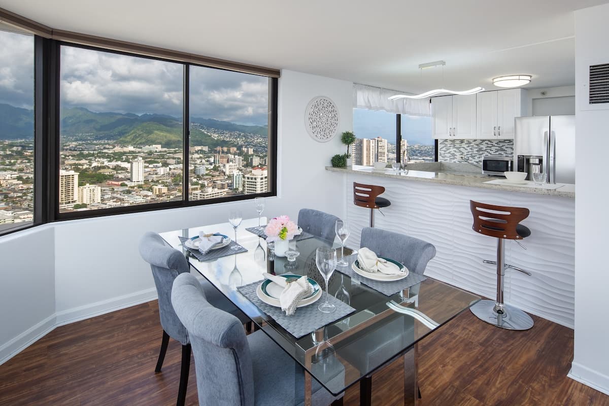 Condo in Honolulu · ★4.58 · 2 bedrooms · 5 beds · 2 private baths - Photo 2