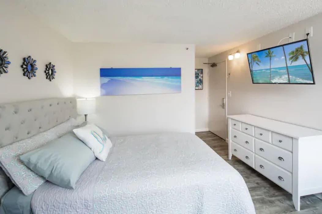 Condo in Honolulu · ★4.53 · Studio · 1 bed · 1 private bath - Photo 5