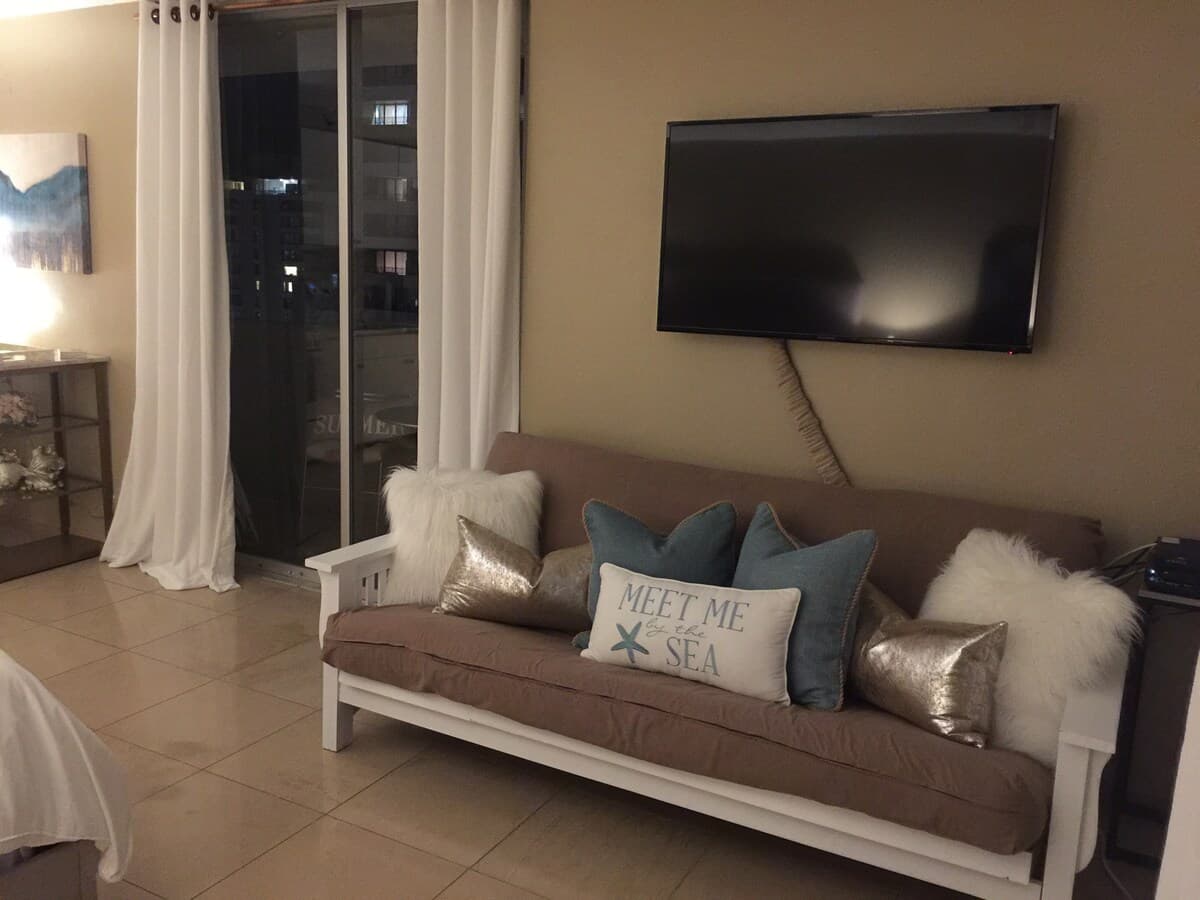 Condo in Honolulu · ★4.79 · Studio · 1 bed · 1 shared bath - Photo 4