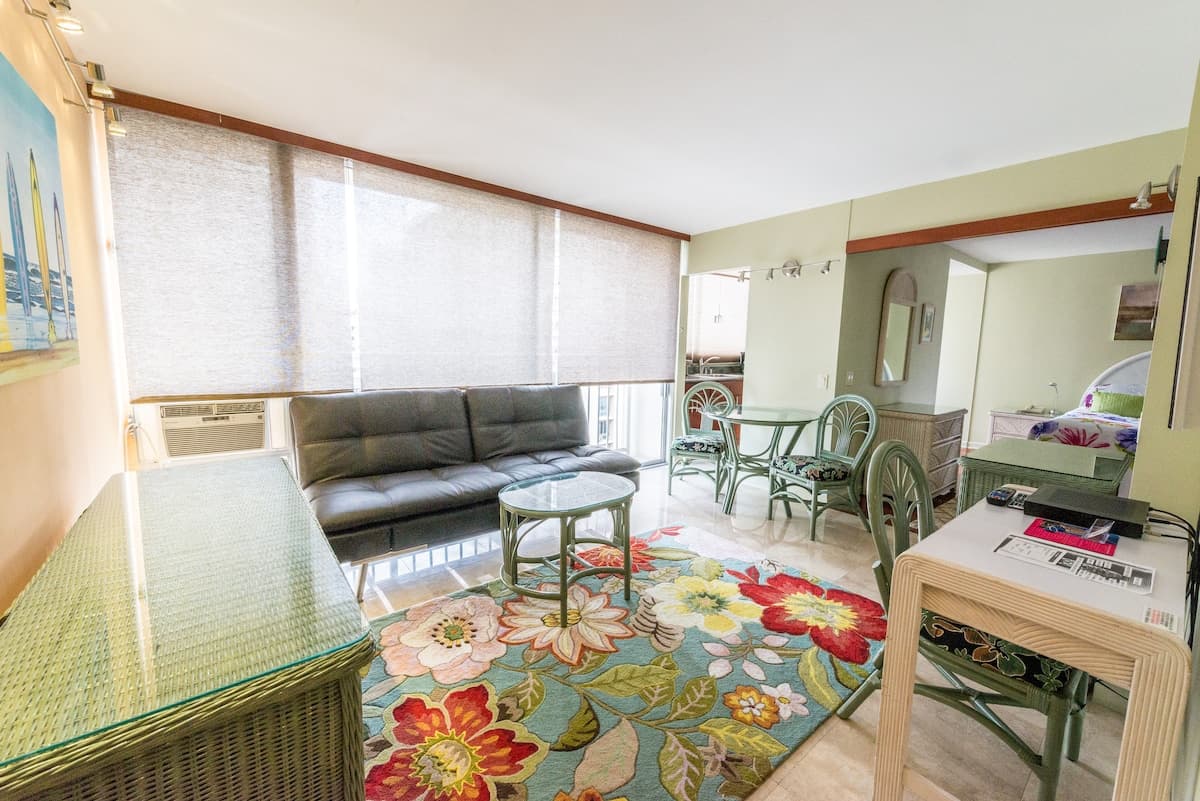 Condo in Honolulu · ★4.88 · 1 bedroom · 3 beds · 1 bath - Photo 1