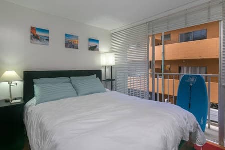 Condo in Honolulu · ★4.86 · Studio · 1 bed · 1 private bath - Photo 5