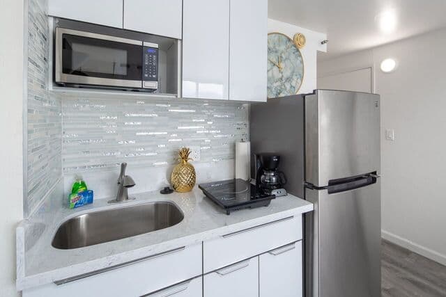 Condo in Honolulu · ★4.63 · Studio · 1 bed · 1 shared bath - Photo 3