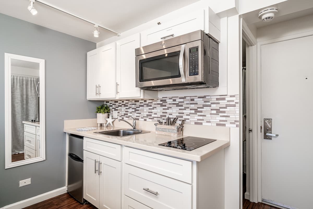Condo in Honolulu · ★4.73 · Studio · 1 bed · 1 private bath - Photo 2