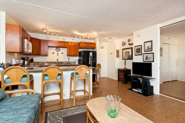 Condo in Honolulu · ★4.55 · 1 bedroom · 2 beds · 1 bath - Photo 4