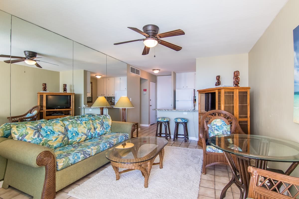 Condo in Kailua-Kona · ★4.47 · 1 bedroom · 2 beds · 1 private bath - Photo 1