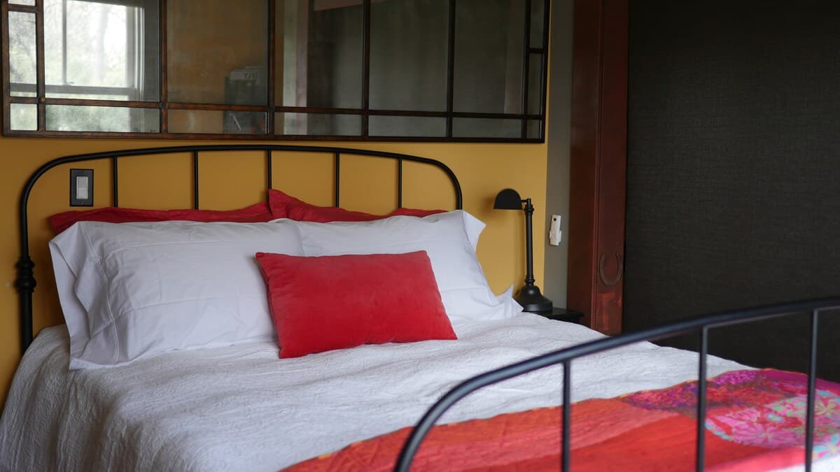 Charming Craftsman Flat, Steps to Downtown - Photo 5