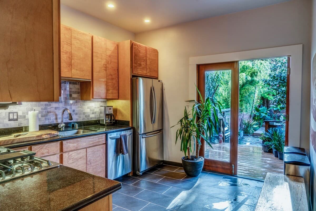 Mission District Hot Tub & Redwood Garden Oasis - Photo 3