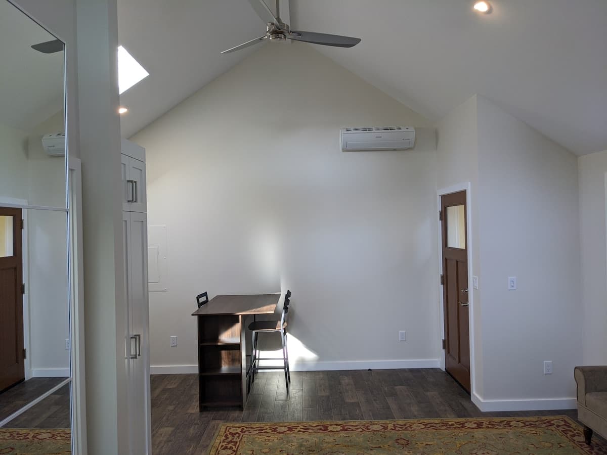Private Alley-Entry Studio with Cathedral Ceiling - Photo 1