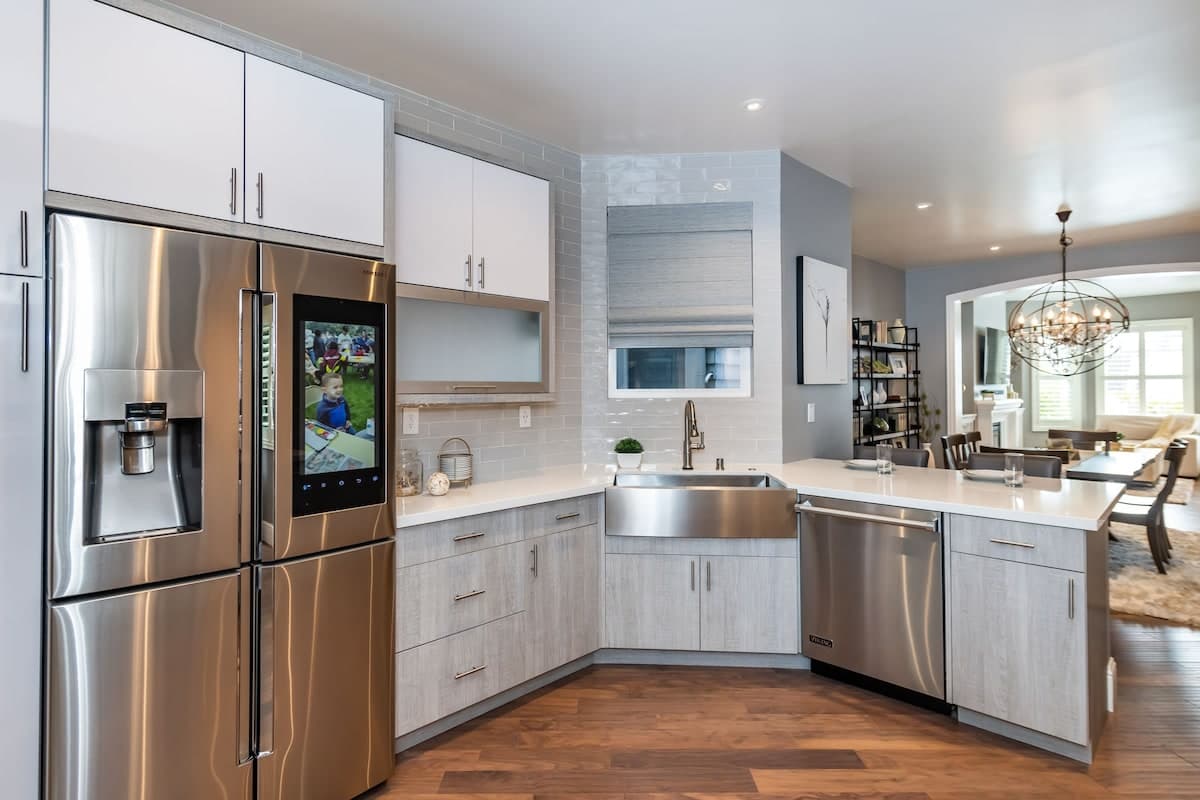 Edwardian 2BR with Chef's Kitchen & Marble Bath - Photo 4