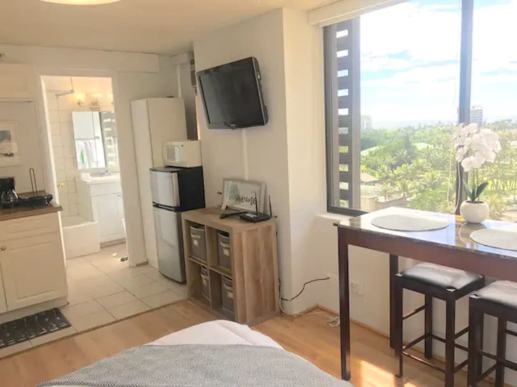 Condo in Honolulu · ★4.75 · Studio · 1 bed · 1 shared bath - Photo 3