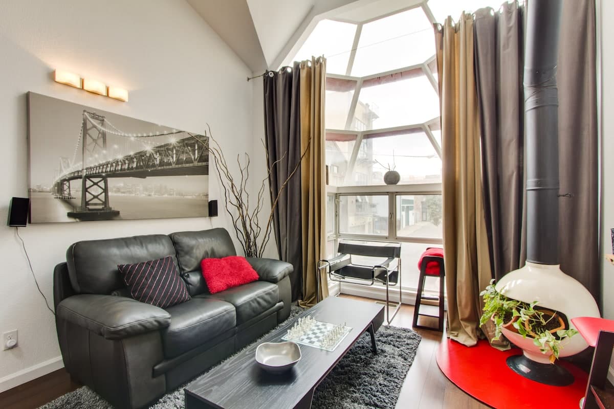 Architect's Bridge House, 2BR w/Fireplace - Photo 2
