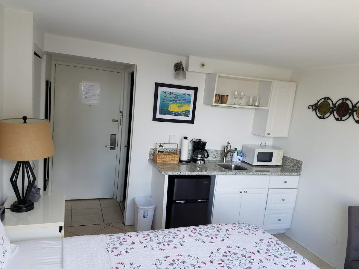 Condo in Honolulu · ★4.82 · 1 bedroom · 1 bed · 1 bath - Photo 3