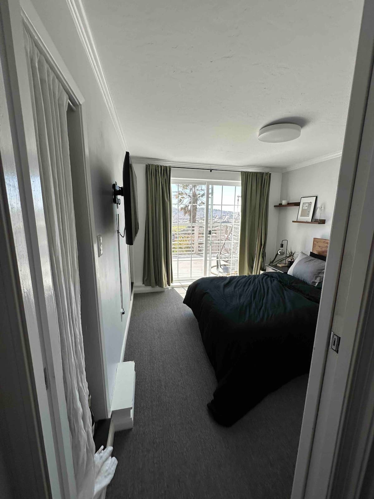 Twin Peaks Hideaway with Ocean & Mountain Views - Photo 4