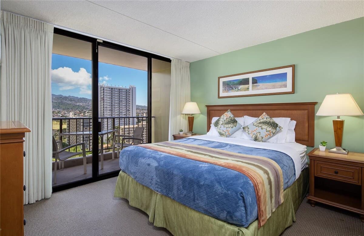 Condo in Honolulu · ★4.53 · 1 bedroom · 3 beds · 1 shared bath - Photo 4