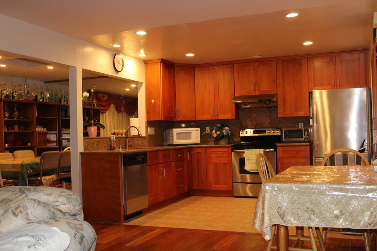 SF & SJ Midpoint 4BR Home + Parking - Photo 1