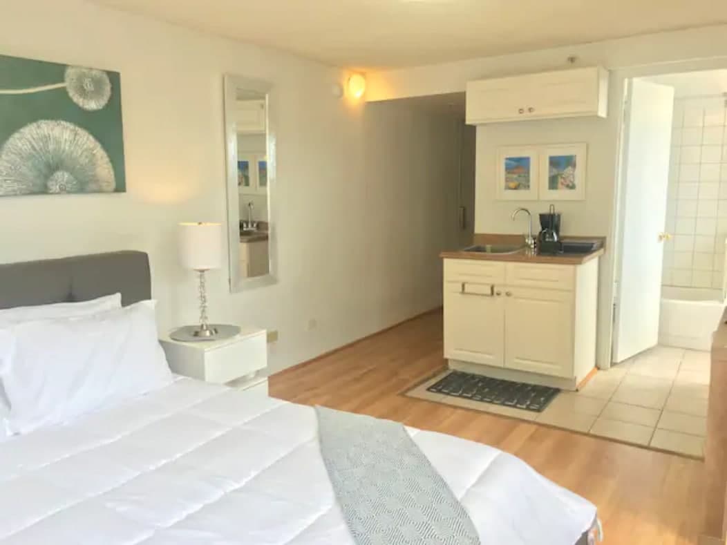 Condo in Honolulu · ★4.75 · Studio · 1 bed · 1 shared bath - Photo 1