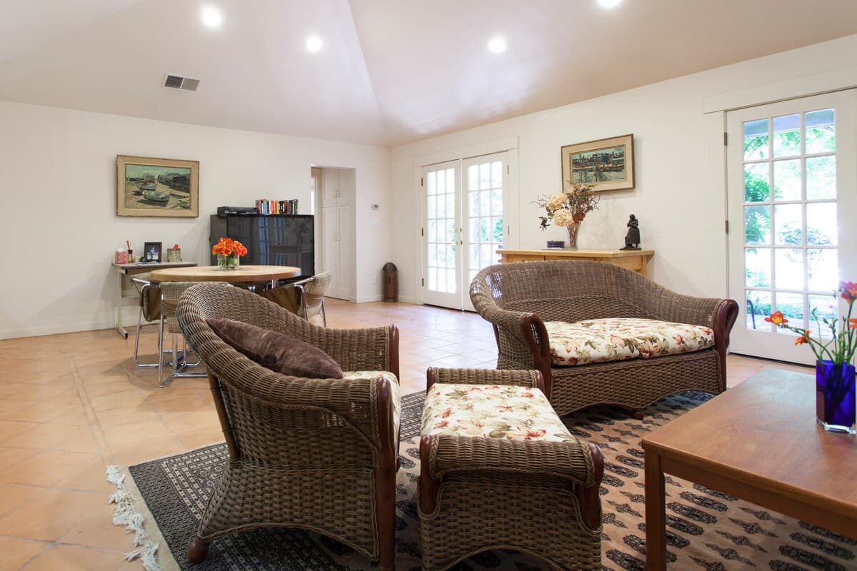 Garden Cottage with Pool Views Near Downtown - Photo 5