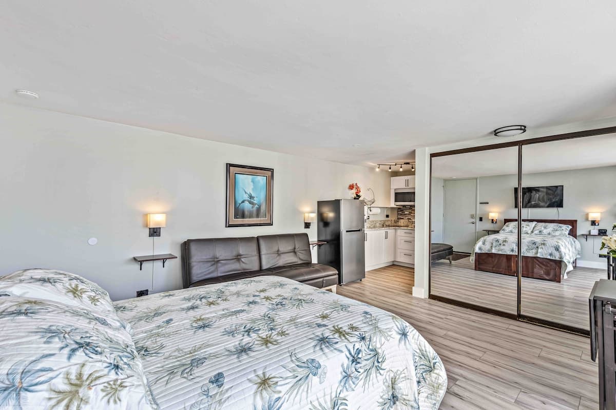 Condo in Honolulu · ★4.83 · Studio · 2 beds · 1 bath - Photo 4